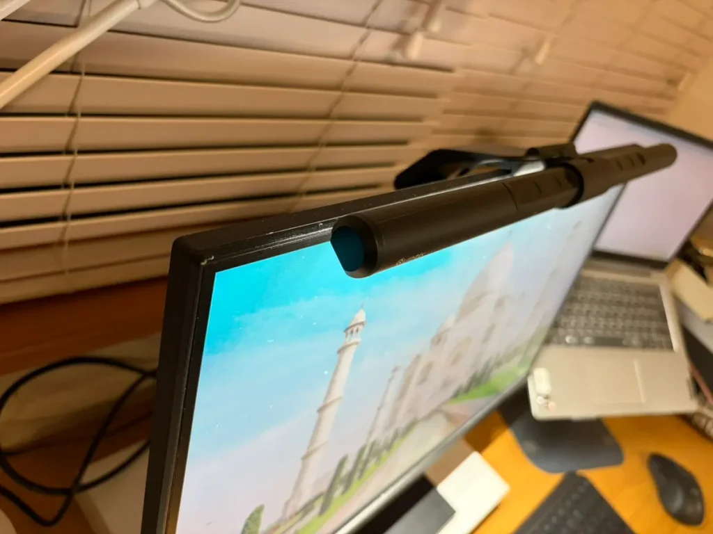 モニター上部に取り付けたモニターライト