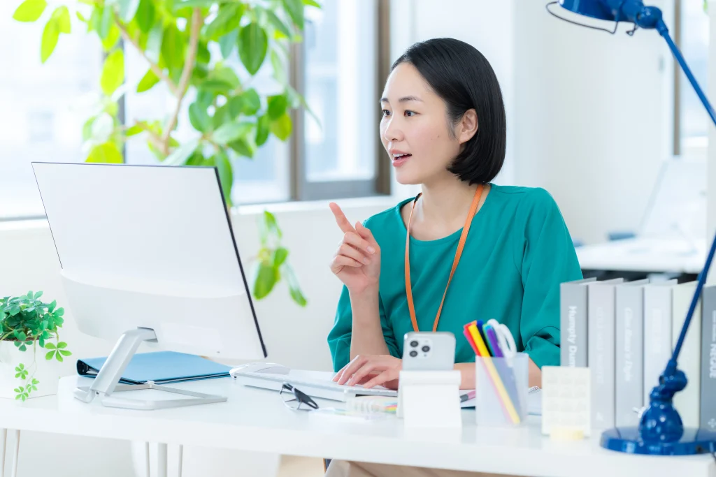 オフィスでパソコンで仕事をする女性