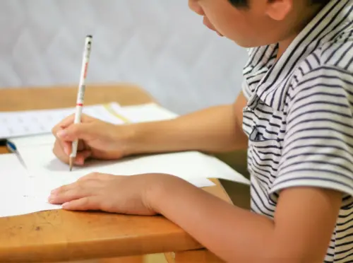 勉強する子供の手元
