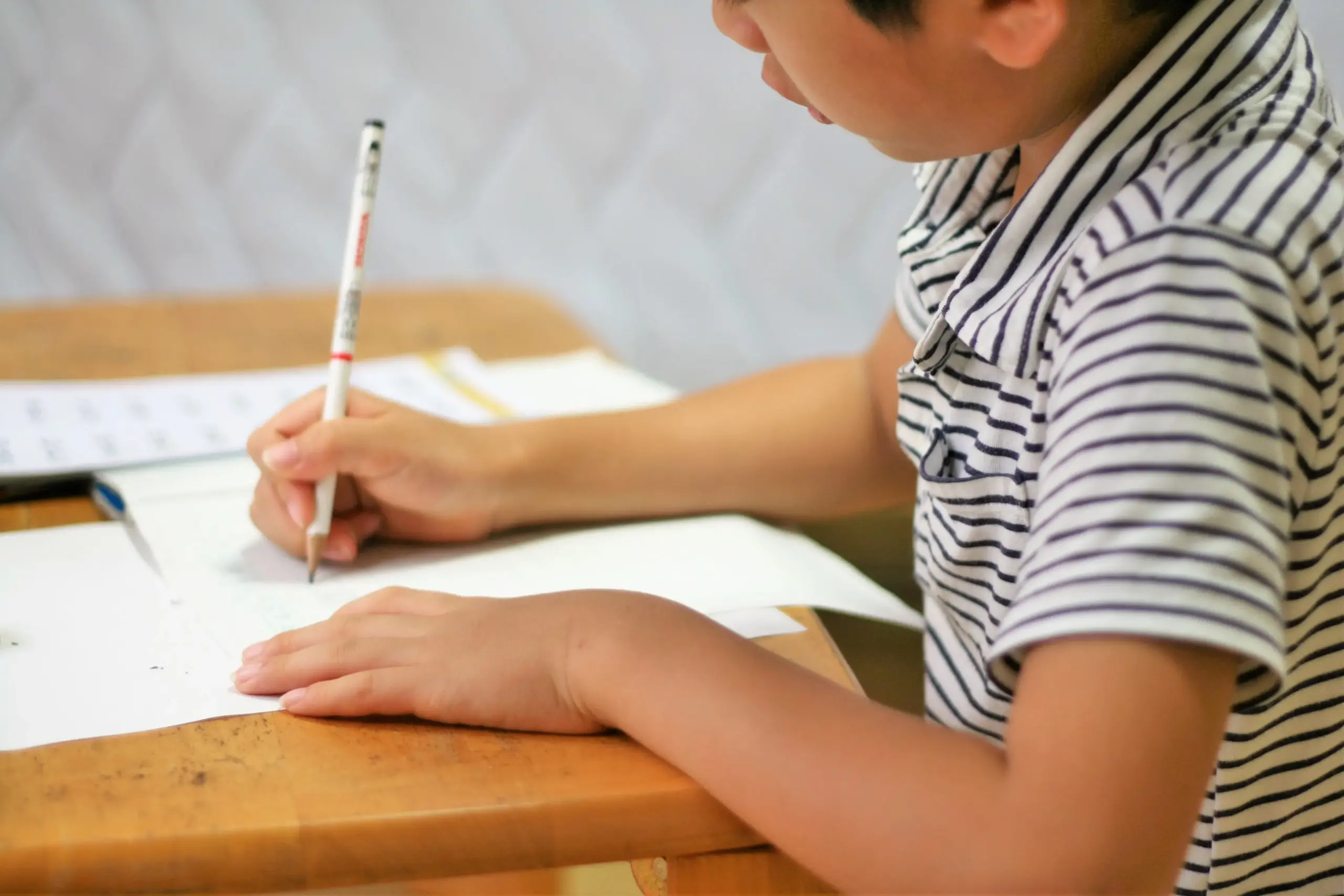 勉強する子供の手元